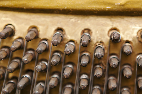 포토 JPG 해외이미지 줄 음악 열쇠 사람없음 쪽지 기구 망치 뮤지컬 옛날 조율 해외202004 해외포토 문화예술 공구 파일형식 이미지허브