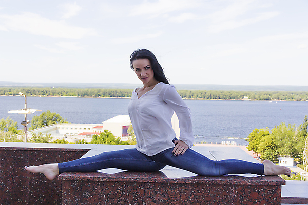 포토 JPG 해외이미지 백인 1 여자 유럽 포즈 요가 하늘 갈색머리 연꽃 한명 강 점프 검은색 흰색 노끈 해외202004 해외포토 서양인 헤어스타일 웰빙 꽃 나라 줄 컬러 모션 사람 파일형식 이미지허브