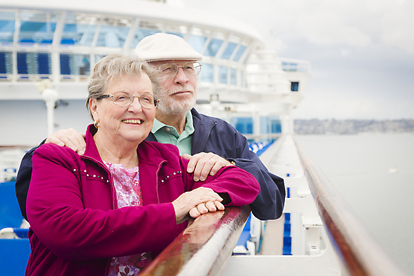 포토 JPG 해외이미지 백인 라이프스타일 커플 응시 여자 노년 남자 여행 데이트 남편 휴가 휴식 함께함 항해 사람 두명 여행객 탐험 아내 쌍 크루즈 은퇴 탈출 모험가 도착 승객 해외202004 해외포토 서양인 시선 컨셉 배_교통 관계 성인 생활 파일형식 이미지허브