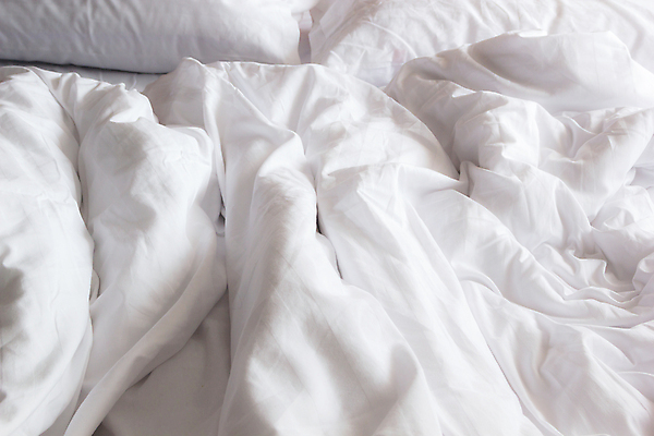 포토 JPG 해외이미지 디자인 가구 쿠션 겨울 가정 베개 침구 호텔 아침 휴식 주택 실내 따뜻함 사람없음 내부 장식 침실 이불 방 흰색 침대 직물 잠 주름 고급 시원함 담요 서비스 부드러움 시트 솜털 구김 매트리스 퀼트 스타일 안락 해외202004 해외포토 주간 계절 컬러 생활용품 컨셉 모션 숙소 건물 감각 파일형식 이미지허브