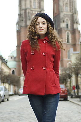 포토 JPG 해외이미지 모델 학생 여학생 여자 행복 한명 서기 10대 빨간색 머리카락 코트 부드러움 광택 봉 폴란드 브로츠와프 해외202004 해외포토 1 감정 유럽 컬러 모션 청소년 사람 머리 외투 감각 파일형식 이미지허브