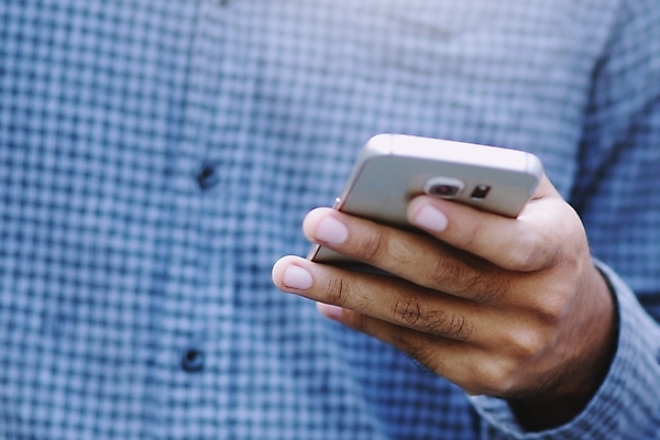 포토 JPG 해외이미지 라이프스타일 손 남자 백그라운드 인터넷 비즈니스 통신 손가락 아침 모바일 사람 사람없음 야외 스마트폰 핸드폰 독서 디지털 스크린 터치 타이핑 잡기 업무 직장인 비즈니스맨 메시지 이메일 닫기 무선전화기 전화기 고객 스마트 부름 문자메시지 터치스크린 셀룰러 해외202004 해외포토 주간 직업 컨셉 모션 생활 신체부위 전자제품 스마트기기 작업 파일형식 이미지허브