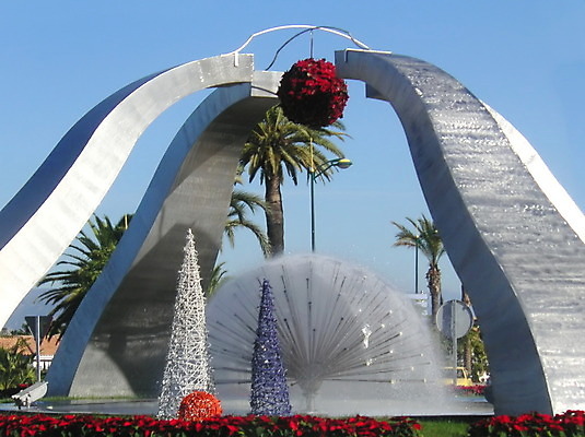포토 JPG 해외이미지 유럽 도로 여행 크리스마스 건축양식 교통시설 거리 사람없음 장식 폭포 도시 화려 분수 해외202004 해외포토 기념일 건축 나라 길 교통 컨셉 자연 시설 파일형식 이미지허브