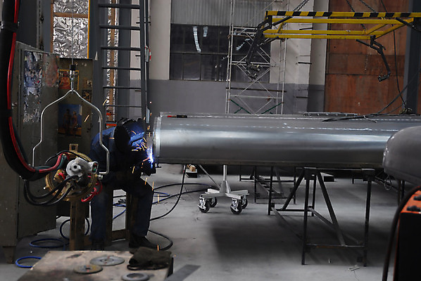 포토 JPG 해외이미지 직업 남자 산업 안경 장갑 공장 불 불꽃 노동자 전등 프레임 관리 가면 안전 사람 사람없음 건물 파란색 반사 금속 힘 기계 장비 도구 업무 작업 수리 제조 보호 철 질감 방패 무거움 땅바닥 용접 용접공 조작 철강 해외202004 해외포토 자연요소 건축물 잡화 컬러 컨셉 공업 재질 조명 바닥 무게 파일형식 이미지허브