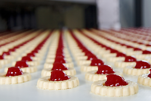 포토 JPG 해외이미지 공장 실내 사람없음 아웃포커스 쿠키 일렬 딸기시럽 해외202004 해외포토 공업 디저트 촬영기법 내부 시럽 파일형식 이미지허브