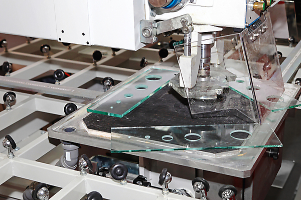 포토 JPG 해외이미지 산업 창문 공장 유리 사람없음 기계 도구 공구 제조 다이아몬드 송곳 취급주의 해외202004 해외포토 공업 재질 경고 보석 파일형식 이미지허브