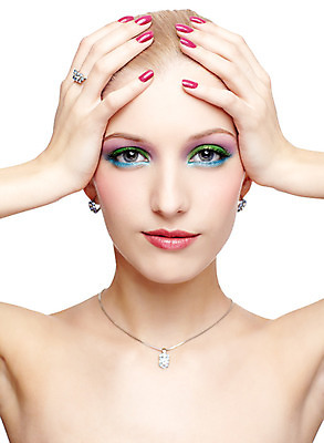 포토 JPG 해외이미지 백인 모델 라이프스타일 손 여자 유럽 포즈 손가락 한명 사람 금발 유행 화장품 흰색 표현 못 화려 손톱관리 손톱 팔 고립 팬던트 스타일 해외202004 해외포토 서양인 1 헤어스타일 나라 컬러 컨셉 생활 신체부위 뷰티 공구 네일아트 파일형식 이미지허브