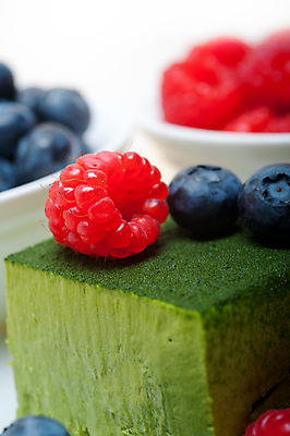 포토 JPG 해외이미지 디저트 실내 근접촬영 사람없음 블루베리 산딸기 무스케이크 녹차맛 해외202004 해외포토 음식 뷰포인트 과일 내부 케이크 맛 녹차 파일형식 이미지허브