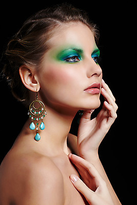 포토 JPG 해외이미지 백인 모델 라이프스타일 헤어스타일 손 여자 유럽 얼굴 장신구 손가락 건강 한명 사람 초록색 파란색 유행 귀걸이 검은색 화장품 터치 흰색 화려 보석 피부 아이섀도 스타일 해외202004 해외포토 서양인 1 나라 컬러 컨셉 생활 신체부위 뷰티 광석 파일형식 이미지허브