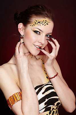 포토 JPG 해외이미지 응시 여자 컨셉 실내 한명 상반신 성인 옆모습 표범 바디페인팅 빨간배경 페이스페인팅 표범무늬 성인여자한명만 해외202004 해외포토 1 시선 뷰포인트 백그라운드 무늬 포유류 사람 내부 빨간색 여자한명만 성인여자만 파일형식 이미지허브