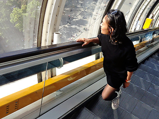 포토 JPG 해외이미지 모델 응시 여자 행복 감정 아시아 얼굴 컨셉 태국 안내 건강 한명 사람 동양인 인종 성인 건물 10대 유행 상점 검은색 표현 자신감 엘리베이터 에스컬레이터 스타일 해외202004 해외포토 1 건축물 시선 나라 컬러 청소년 신체부위 파일형식 이미지허브