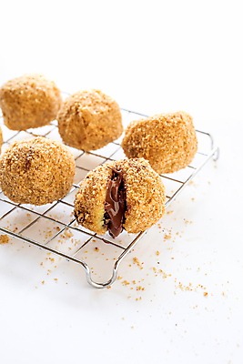 포토 JPG 해외이미지 전통 유럽 음식 디저트 독일 요리 사람없음 장식 우주 초콜릿 공백 달콤 메뉴 준비 흰배경 반죽 서빙 푸딩 헝가리 폭식 경단 삶기 핸드메이드 바이에른 바이에른사람 해외202004 해외포토 나라 백그라운드 흰색 맛 동유럽 파일형식 이미지허브