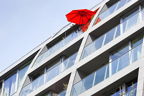 포토 JPG 해외이미지 외관 백그라운드 건축양식 하늘 아파트 주택 사람없음 야외 건물 빨간색 여름 블록 발코니 흰색 도시 네덜란드 양산 가림막 스타일 해외202004 해외포토 건축물 계절 건축 유럽 컬러 파일형식 이미지허브