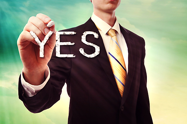 포토 JPG 해외이미지 구름 손 남자 컨셉 비즈니스 텍스트 표시 하늘 한명 사람 정장 파란색 노란색 믿음 수확 가리킴 비즈니스맨 메시지 옵션 그림 분필 복고 긍정 해결 대답 터키석 해외202004 해외포토 자연요소 1 옷 감정 컬러 농업 손짓 신체부위 직장인 보석 초크 파일형식 이미지허브