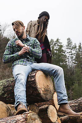 포토 JPG 해외이미지 나무 백인 라이프스타일 커플 공원 남자 행복 신발 2 자연 수염 함께함 사랑 사람 앉기 성인 야외 두명 목재 유행 숲 통나무 내추럴 해외202004 해외포토 서양인 식물 공공시설 감정 컨셉 재료 관계 모션 생활 생태계 파일형식 이미지허브