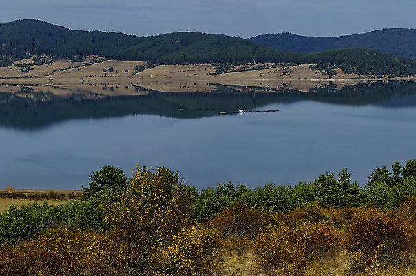 포토 JPG 해외이미지 나무 식물 여행 낙엽 잎 자연 휴식 산 건조 건강 파노라마 사람없음 야외 초록색 물 컬러풀 반사 노란색 여행객 놀람 산책 하이킹 가을 나뭇가지 저수지 정상 숲 댐 언덕 시골집 침엽수 불가리아 해외202004 해외포토 자연요소 계절 공공시설 감정 컬러 컨셉 레저 주택 촬영기법 표정 사람 생태계 파일형식 남유럽 이미지허브