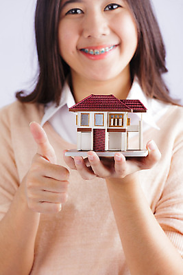 포토 JPG 해외이미지 모델 손 백그라운드 컨셉 비즈니스 건축양식 가족 새로움 주택 관리 한명 건물 금융 판매 세일 흰색 잡기 재산 구매 작음 중개인 심볼 서비스 보안 투자 보험 대출 렌탈 매각 진짜 제의 해외202004 해외포토 직업 1 건축물 건축 컬러 관계 모션 안전 사람 신체부위 경제 쇼핑 크기 파일형식 이미지허브