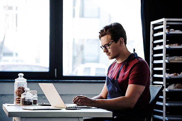 포토 JPG 해외이미지 비즈니스 탁자 한명 사람 가로 상점 굽기 페스츄리 해외202004 해외포토 1 빵 가구 구이 파일형식 이미지허브