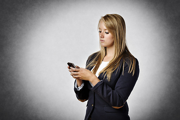 포토 JPG 해외이미지 백인 직업 1 응시 여자 행복 비즈니스 텍스트 모바일 세포 대화 한명 미소 사람 성인 스마트폰 핸드폰 금발 사무실 걷기 검은색 흰색 잡기 업무 비즈니스우먼 스마트 바쁨 해외202004 해외포토 서양인 헤어스타일 시선 감정 컬러 컨셉 모션 표정 말하기 전자제품 스마트기기 작업 직장인 파일형식 이미지허브