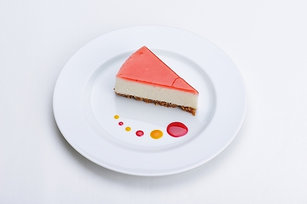 포토 JPG 해외이미지 접시 디저트 실내 사람없음 흰배경 시럽 치즈케이크 해외202004 해외포토 식기 음식 백그라운드 내부 케이크 흰색 파일형식 이미지허브