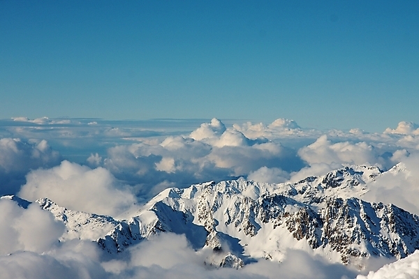 포토 JPG 해외이미지 구름 스포츠 여행 겨울 자연 하늘 휴가 산 파노라마 풍경 사람없음 야외 파란색 빛 햇빛 환경 얼음 등산 트래킹 하이킹 추위 프랑스 흰색 신선 보호 시원함 땅 알프스 지역 내추럴 프랑스어 웅장함 절정 눈내림 해외202004 해외포토 자연요소 문자 계절 유럽 컬러 컨셉 레저 눈_날씨 촬영기법 태양 생태계 파일형식 이미지허브