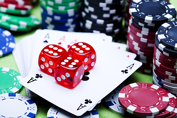 포토 JPG 해외이미지 실내 사람없음 트럼프 포커칩 도박 카지노 주사위 겜블 해외202004 해외포토 내부 놀이용품 포커 파일형식 이미지허브