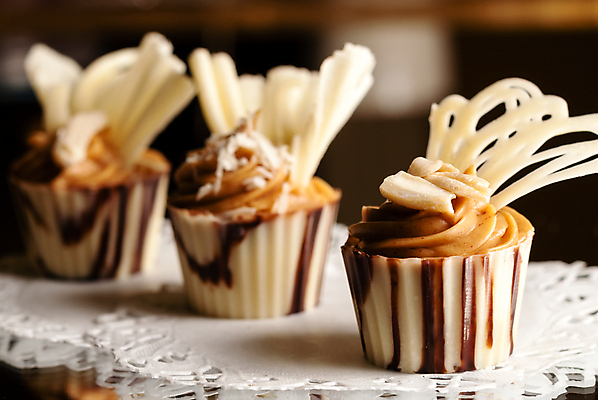 포토 JPG 해외이미지 모양 음식 백그라운드 패턴 디저트 사탕 선물 사람없음 장식 갈색 과자 초콜릿 검은색 어둠 거울 우유 흰색 대접 원형 그리기 고급 달콤 맛 먹기 스위스 질감 냅킨 피라미드 칼로리 카카오 핸드메이드 카피스페이스 해외202004 해외포토 도형 건축물 유럽 컬러 컨셉 무늬 모션 유제품 공백 랜드마크 파일형식 이미지허브