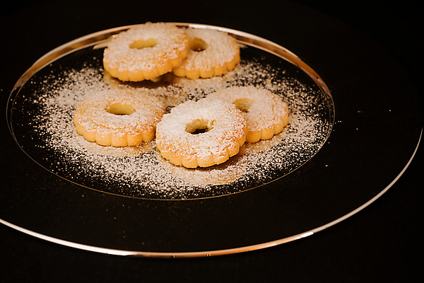 포토 JPG 해외이미지 음식 검은배경 디저트 실내 사람없음 가로 반사 갈색 쿠키 케이크 대접 신선 달콤 맛 아침식사 가루 설탕 굽기 칼로리 철강 페스츄리 해외202004 해외포토 빵 컬러 백그라운드 컨셉 내부 검은색 식사 구이 파일형식 이미지허브