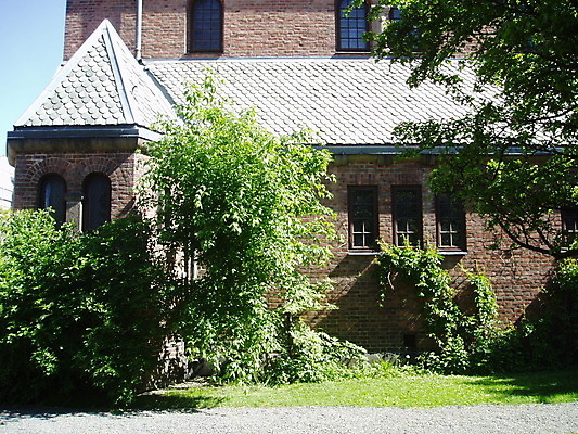 포토 JPG 해외이미지 나무 식물 외관 벽 창문 지붕 벽돌 잔디 사람없음 빛 태양 교회 정원 해외202004 해외포토 자연요소 종교건축 건물 파일형식 이미지허브