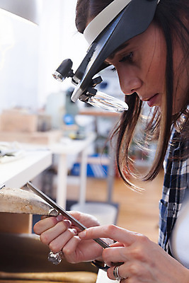 포토 JPG 해외이미지 직업 손 산업 장신구 노동자 한명 금속 장비 도구 공구 반지 업무 작업 작업실 황금 제조 은색 보석 만들기 작업대 핸드메이드 해외202004 해외포토 1 컬러 모션 재질 사람 신체부위 광석 파일형식 이미지허브