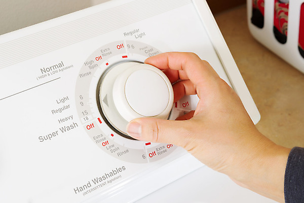 포토 JPG 해외이미지 옷 여자 주택 관리 사람없음 가로 바구니 기계 청결 잡기 업무 빨래 청소 주부 비누 다이얼 세탁기 해외202004 해외포토 가사 모션 사람 건물 위생용품 가전제품 작업 위생 파일형식 이미지허브