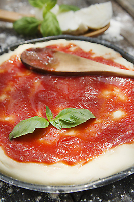 포토 JPG 해외이미지 접시 피자 실내 사람없음 반죽 바르기 밀가루 바질 토마토소스 나무숟가락 나무탁자 모짜렐라치즈 해외202004 해외포토 식기 모션 탁자 치즈 패스트푸드 서양음식 내부 숟가락 소스_음식 가루 파일형식 이미지허브