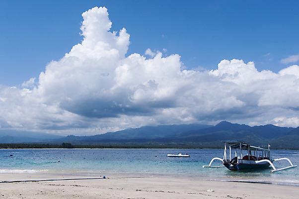 포토 JPG 해외이미지 아시아 모래 바다 섬 여행 백그라운드 자연 하늘 휴가 휴식 풍경 사람없음 야외 물 여름 파란색 태양 평화 맑음 침묵 만 보트 발리 인도네시아 석호 이국적 터키석 파라다이스 해외202004 해외포토 자연요소 계절 나라 컬러 컨셉 배_교통 날씨 소리 보석 생태계 파일형식 이미지허브
