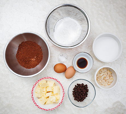 포토 JPG 해외이미지 음식 조각 재료 탁자 디저트 요리 사람없음 갈색 케이크 주방 초콜릿 계란 빵집 신선 사발 달콤 가루 설탕 굽기 준비 만들기 밀가루 소금 아몬드 버터 성분 코코아 브라우니 해외202004 해외포토 음료 컬러 가구 모션 상점 알 견과류 사기그릇 맛 구이 파일형식 이미지허브