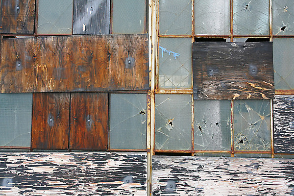 포토 JPG 해외이미지 산업 벽 창문 유리 날씨 스트레스 프레임 사람없음 건물 목재 페인트 흰색 판넬 낟알 버리기 창고 질감 매듭 시들음 그런지 깨짐 옛날 합판 해외202004 해외포토 나무 건축물 컬러 컨셉 재료 모션 재질 파일형식 이미지허브