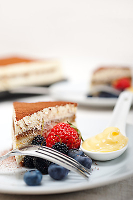 포토 JPG 해외이미지 접시 포크 딸기 디저트 사람없음 숟가락 달콤 블루베리 블랙베리 크림치즈 티라미수 해외202004 해외포토 식기 음식 과일 치즈 수저 맛 파일형식 이미지허브