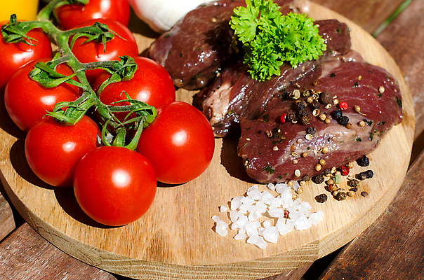 포토 JPG 해외이미지 접시 잡화 음식 조각 백그라운드 토마토 채소 근육 건강 마늘 육류 스테이크 요리 비프스테이크 사람없음 목재 가로 빨간색 초록색 식사 저녁식사 소고기 흰색 신선 소 혈액 그릴 바비큐 자르기 굽기 허브 허리 향신료 준비 날것 후추 성분 등심 식용 해외202004 해외포토 나무 식물 식기 컬러 식재료 재료 포유류 모션 주방용품 서양음식 신체부위 구이 향미료 파일형식 이미지허브