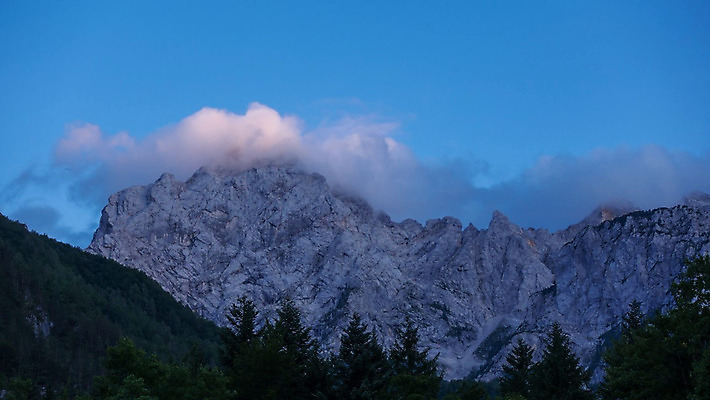 포토 JPG 해외이미지 나무 구름 여행 백그라운드 자연 하늘 산 파노라마 풍경 사람없음 야외 초록색 여름 파란색 강 환경 계곡 맑음 봄 등산 하이킹 소나무 정상 숲 언덕 그림 알프스 슬로베니아 절정 해외202004 해외포토 자연요소 식물 계절 유럽 컬러 레저 날씨 촬영기법 트래킹 생태계 파일형식 이미지허브