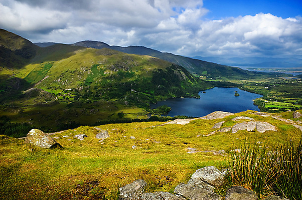 포토 JPG 해외이미지 구름 호수 여행 밭 자연 하늘 산 그림자 풍경 사람없음 야외 가로 초록색 물 여름 파란색 환경 계곡 봄 트래킹 바위 시골 언덕 장면 아일랜드 내추럴 전국 절정 해외202004 해외포토 자연요소 계절 유럽 컬러 농업 레저 돌_바위 생태계 파일형식 이미지허브