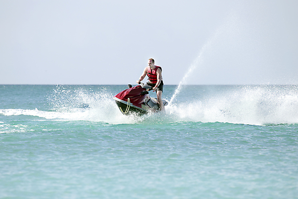 포토 JPG 해외이미지 남자 스포츠 파도 바다 교통시설 스키 한명 사람 해변 야외 물 여름 파란색 스쿠터 흰색 보트 서핑 고급 오브젝트 속도 제트기 뱃놀이 수평선 해외202004 해외포토 자연요소 1 계절 컬러 교통 컨셉 배_교통 겨울스포츠 비행기 전통놀이 오토바이 수상스포츠 시설 파일형식 이미지허브