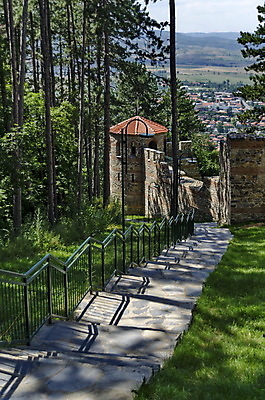 포토 JPG 해외이미지 나무 구름 공원 벽 자연 하늘 산 사람없음 건물 파란색 울타리 문 탑 골동품 바위 큼 타운 불가리아 해외202004 해외포토 자연요소 식물 건축물 공공시설 컬러 담장 돌_바위 도시 크기 생태계 파일형식 남유럽 이미지허브