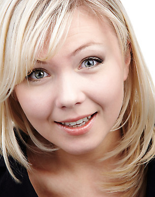 포토 JPG 해외이미지 백인 모델 1 응시 여자 행복 한명 사람 금발 유행 검은색 흰색 닫기 고립 해외202004 해외포토 서양인 헤어스타일 시선 감정 컬러 모션 파일형식 이미지허브