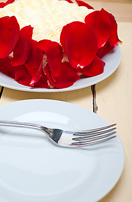 포토 JPG 해외이미지 접시 꽃잎 포크 사람없음 장미 케이크 달콤 생크림 나무배경 해외포토 식기 꽃 백그라운드 디저트 맛 크림 파일형식 이미지허브