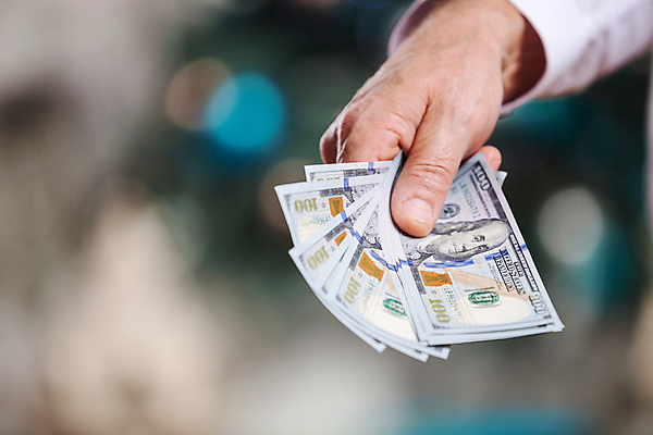 포토 JPG 해외이미지 백인 1 손 남자 종이 백그라운드 컨셉 크리스마스 지폐 돈 비즈니스 손가락 성공 휴가 새로움 주택 실내 사람 사람없음 금융 쌓기 달러 미국 저축 엄지손가락 흰색 잡기 비즈니스맨 재산 구매 주기 상업 결제 많음 해외202004 해외포토 서양인 기념일 컬러 북아메리카 모션 내부 건물 신체부위 경제 쇼핑 직장인 파일형식 이미지허브