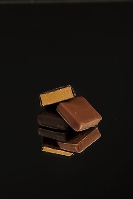 포토 JPG 해외이미지 음식 조각 백그라운드 컨셉 크리스마스 다이어트 추상 디저트 사탕 선물 요리 사람없음 갈색 초콜릿 검은색 식사 어둠 카페 우유 에너지 견과류 붓기 우아함 달콤 맛 설탕 먹기 칼로리 코코아 고립 엘리먼트 카카오 핸드메이드 억울 해외202004 해외포토 기념일 감정 음료 컬러 무늬 모션 유제품 건강 상점 파일형식 이미지허브