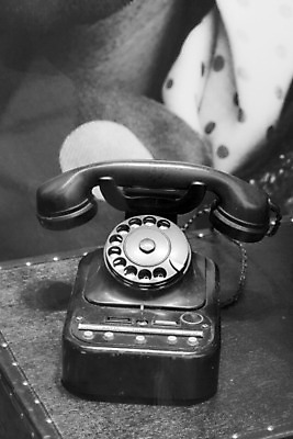 포토 JPG 해외이미지 줄 통신 모바일 세포 대화 사람없음 스마트폰 검은색 골동품 기구 연결 전화기 향수 속도 부름 통화 다이얼 편리함 소통 구식 옛날 중고 해외202004 해외포토 컬러 컨셉 모션 말하기 핸드폰 스마트기기 화장품 파일형식 이미지허브