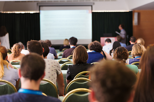 포토 JPG 해외이미지 여자 남자 실내 여러명 상반신 성인 뒷모습 아웃포커스 듣기 군중 소프트포커스 강의 강당 롤스크린 성인만 해외202004 해외포토 뷰포인트 다수 모션 촬영기법 사람 내부 스크린 파일형식 이미지허브