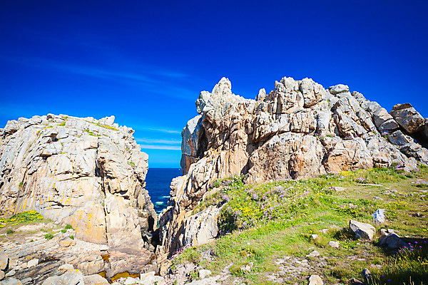 포토 JPG 해외이미지 바다 섬 자연 하늘 풍경 사람없음 건물 물 파란색 교회 맑음 프랑스 바위 망토 대서양 울퉁불퉁 해외202004 해외포토 자연요소 건축물 유럽 컬러 종교건축 날씨 돌_바위 생태계 파일형식 이미지허브