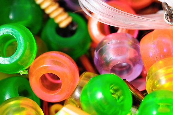 포토 JPG 해외이미지 백그라운드 목걸이 장신구 팔찌 유리 노동자 선물 미술 사람없음 장식 빨간색 초록색 파란색 빛 컬러풀 유행 바위 흰색 원형 화려 고급 은색 보석 만들기 보물 장인 고립 스타일 해외202004 해외포토 도형 직업 컬러 컨셉 모션 재질 문화예술 돌_바위 광석 파일형식 이미지허브