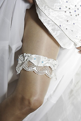 포토 JPG 해외이미지 전통 여자 결혼 사람없음 준비 옷입기 가터벨트 해외202004 해외포토 모션 사람 이벤트 벨트 파일형식 이미지허브